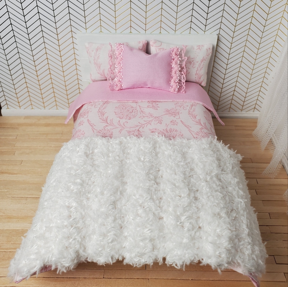 Miniature Dollhouse Elegant Pink and White Bedding Set 1:12 Scale